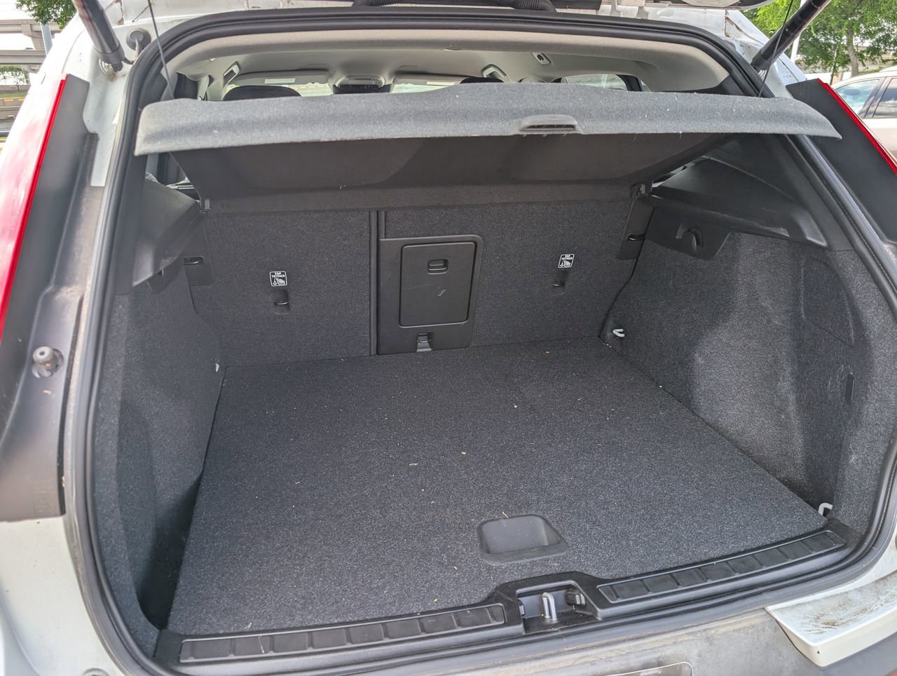 Used 2022 Volvo XC40 T4 Momentum image 28