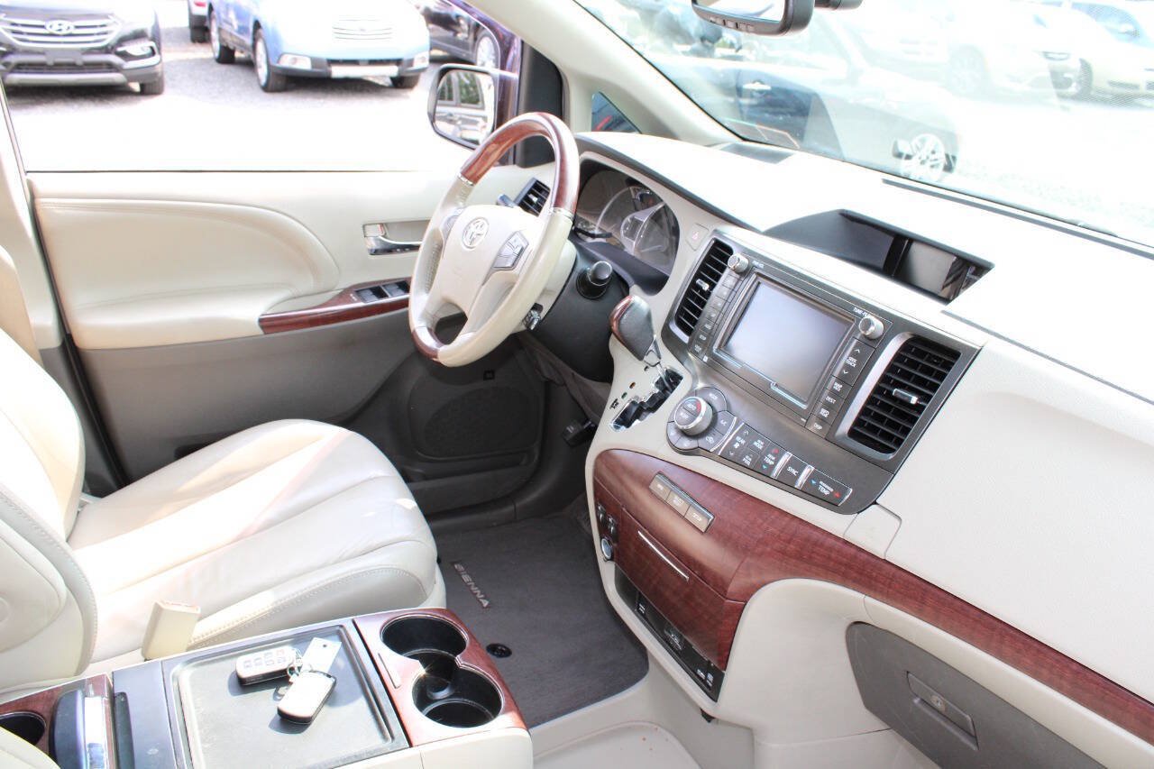 Used 2013 Toyota Sienna Limited w/ Premium Pkg FWD image 12