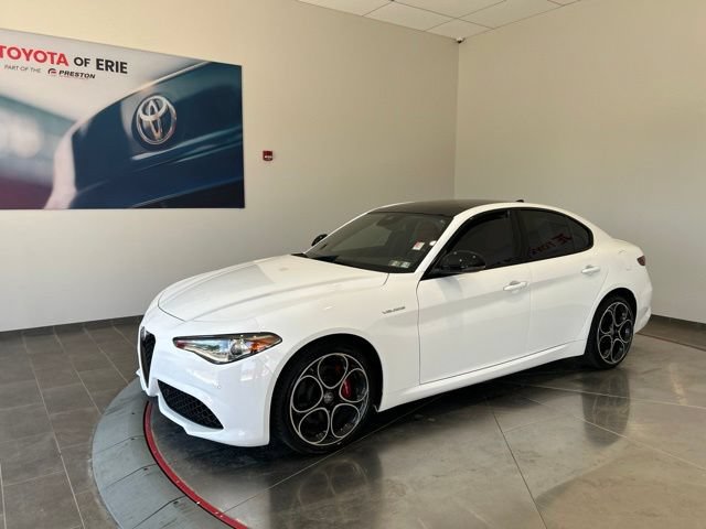 Used 2022 Alfa Romeo Giulia Veloce AWD/4WD image 3