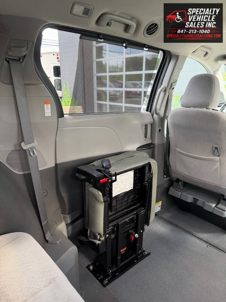 Used 2018 Toyota Sienna LE FWD image 32