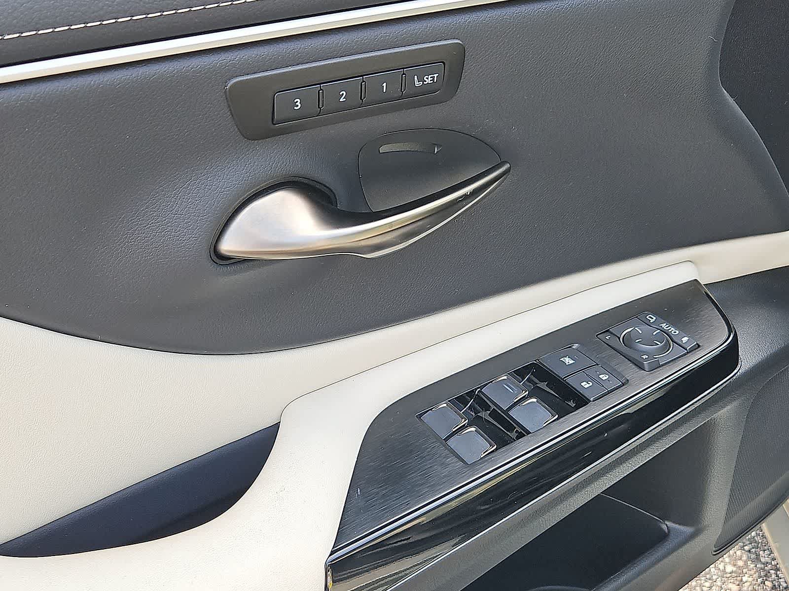 Used 2025 Lexus ES 300h w/ Premium Package FWD image 30