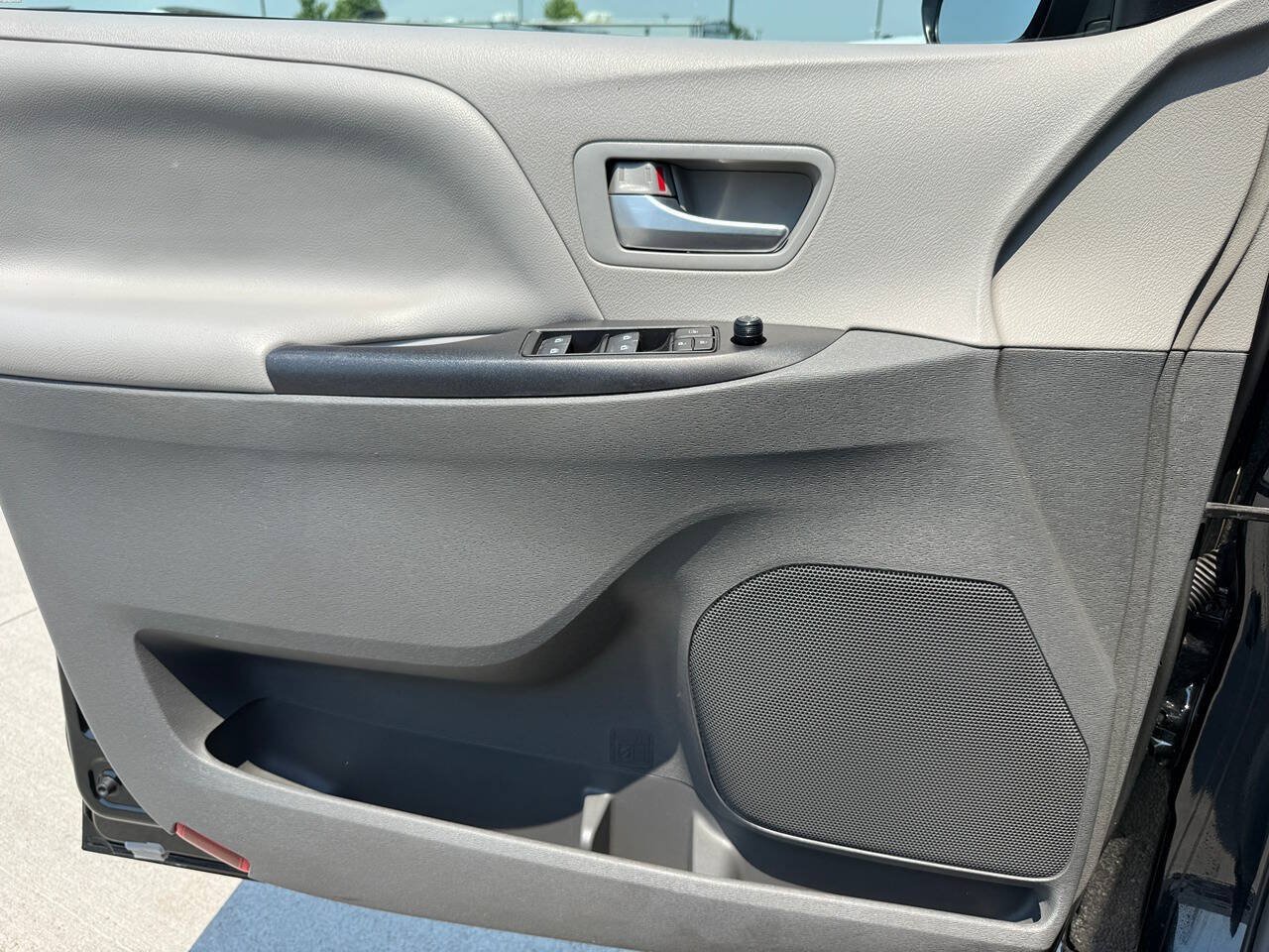 Used 2017 Toyota Sienna LE FWD image 30