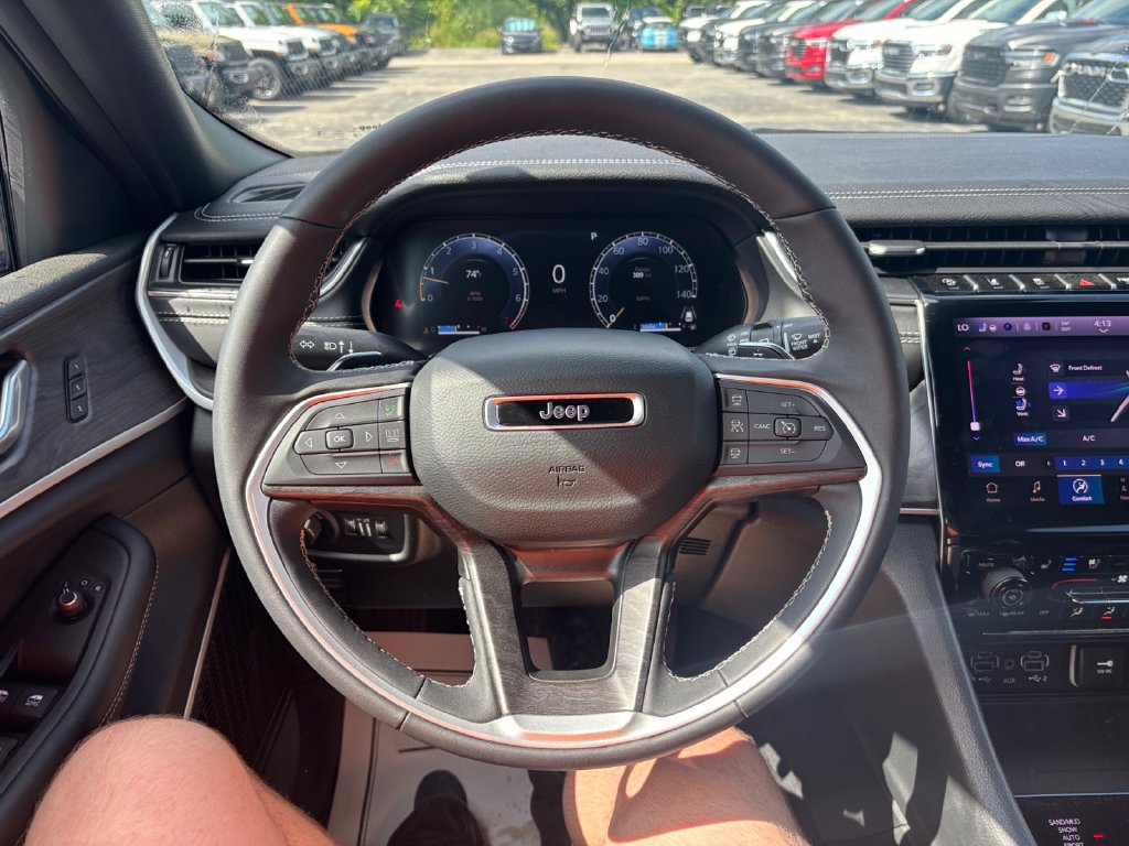 New 2025 Jeep Grand Cherokee Limited w/ Luxury Tech Group II AWD/4WD image 15