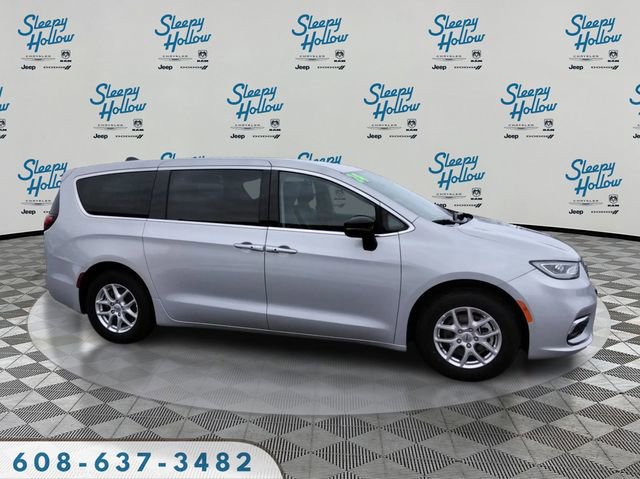 Used 2024 Chrysler Pacifica Touring-L image 4
