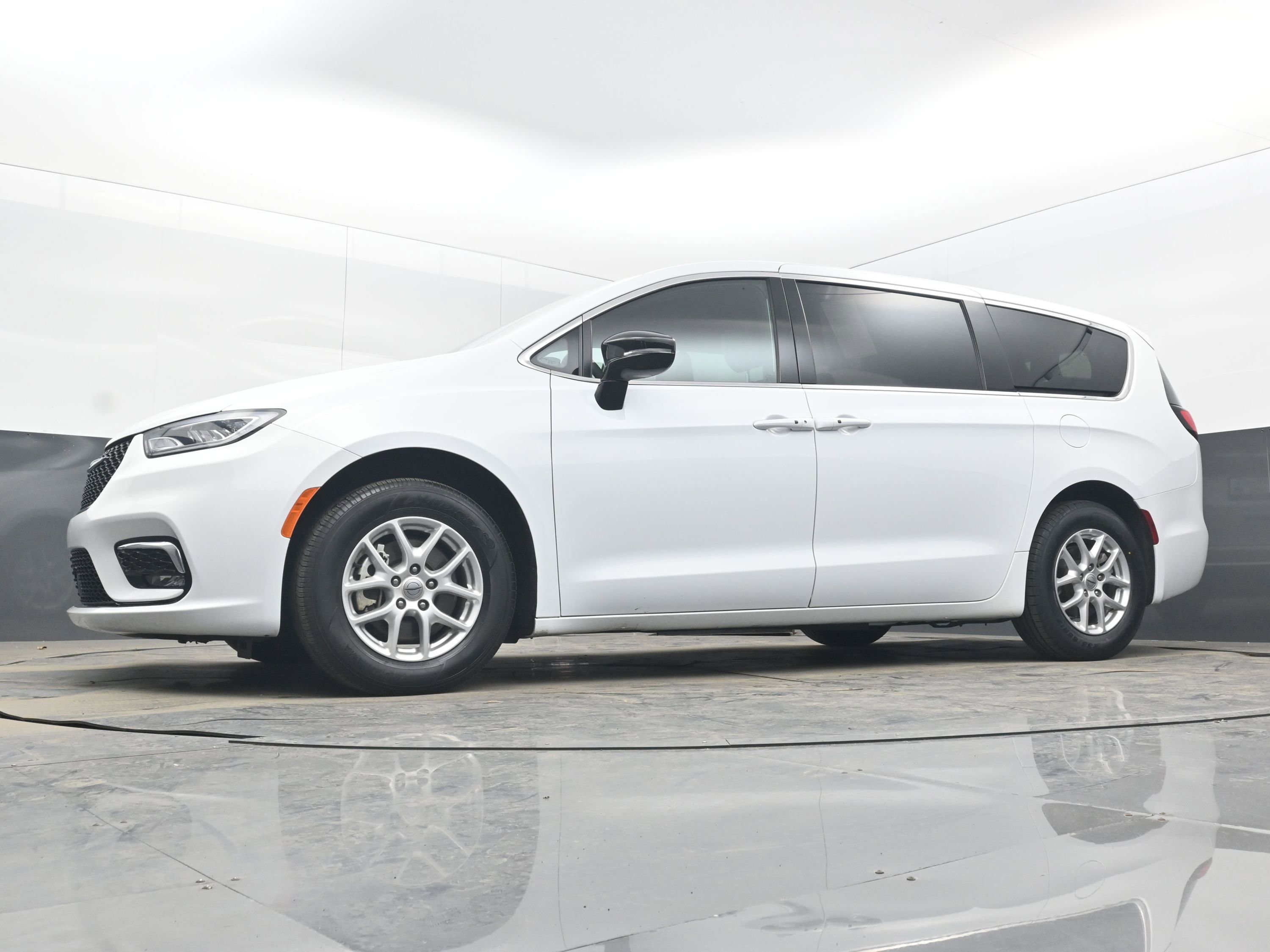 Used 2025 Chrysler Pacifica Select image 21