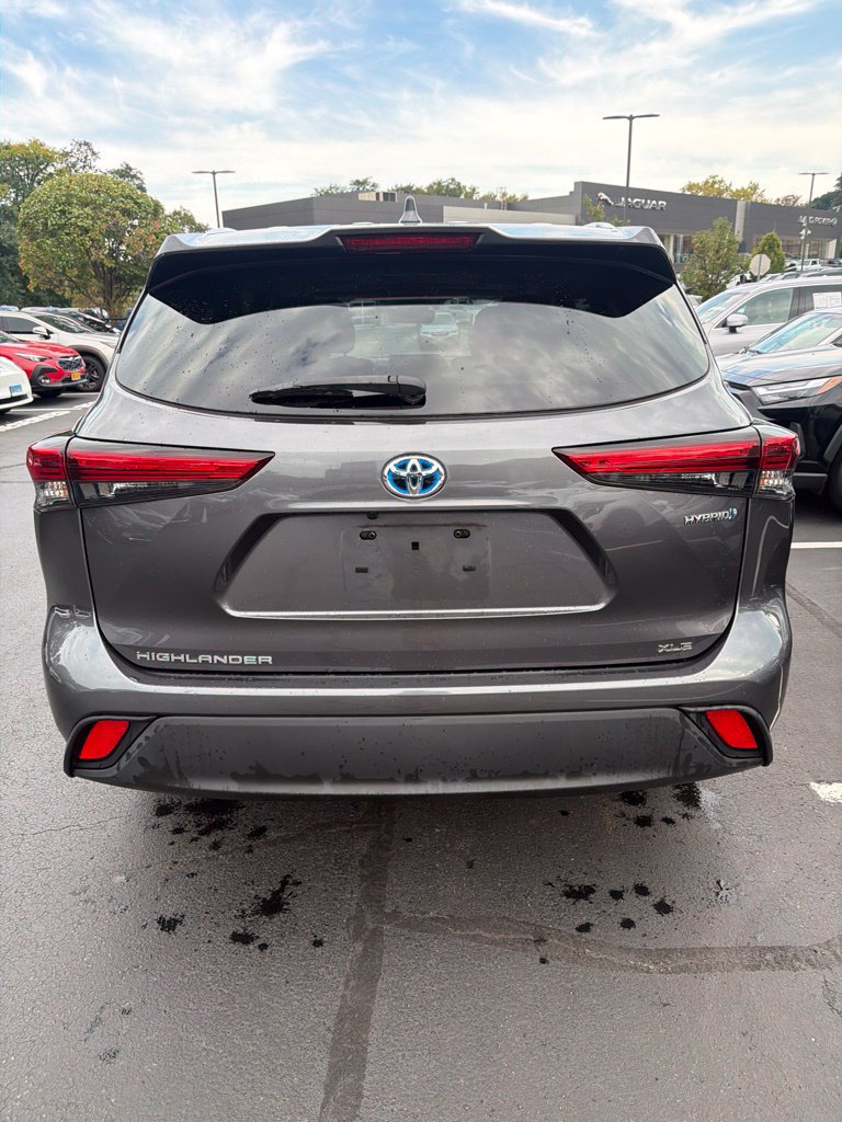 Used 2021 Toyota Highlander XLE AWD/4WD image 7