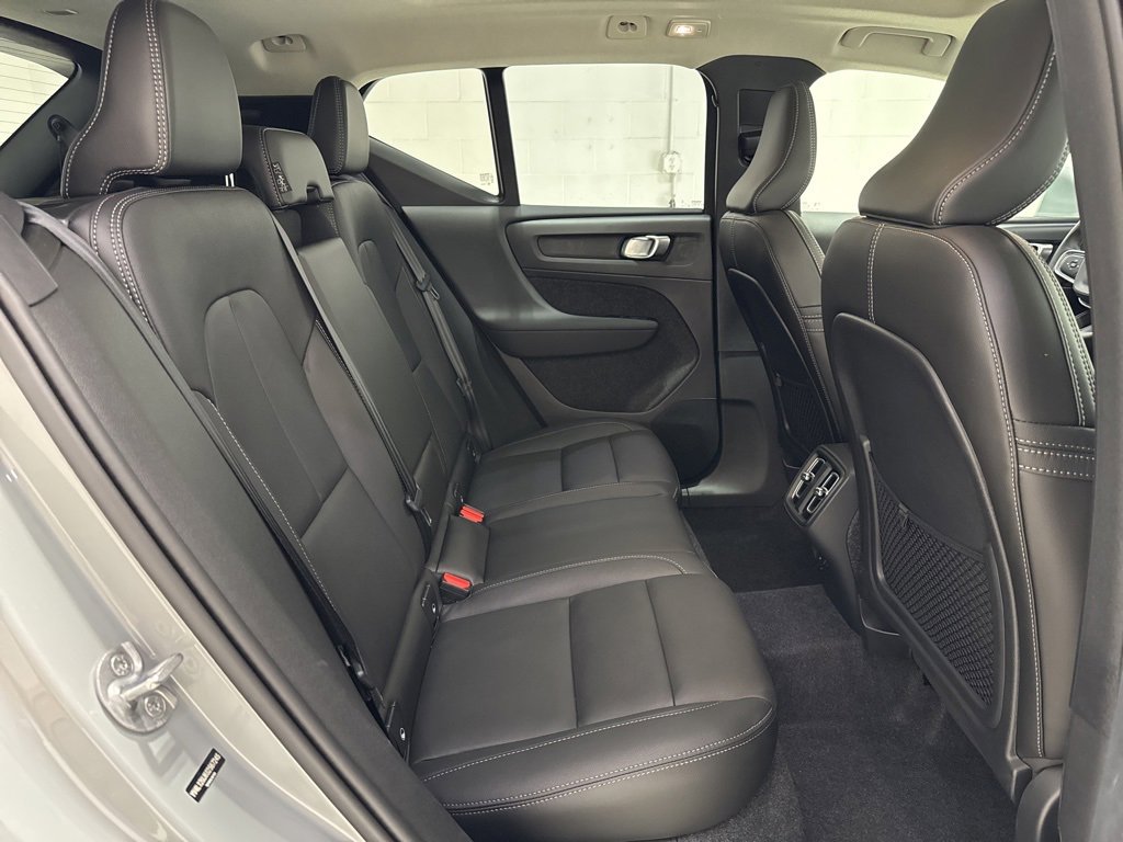 Used 2025 Volvo XC40 B5 Core image 32