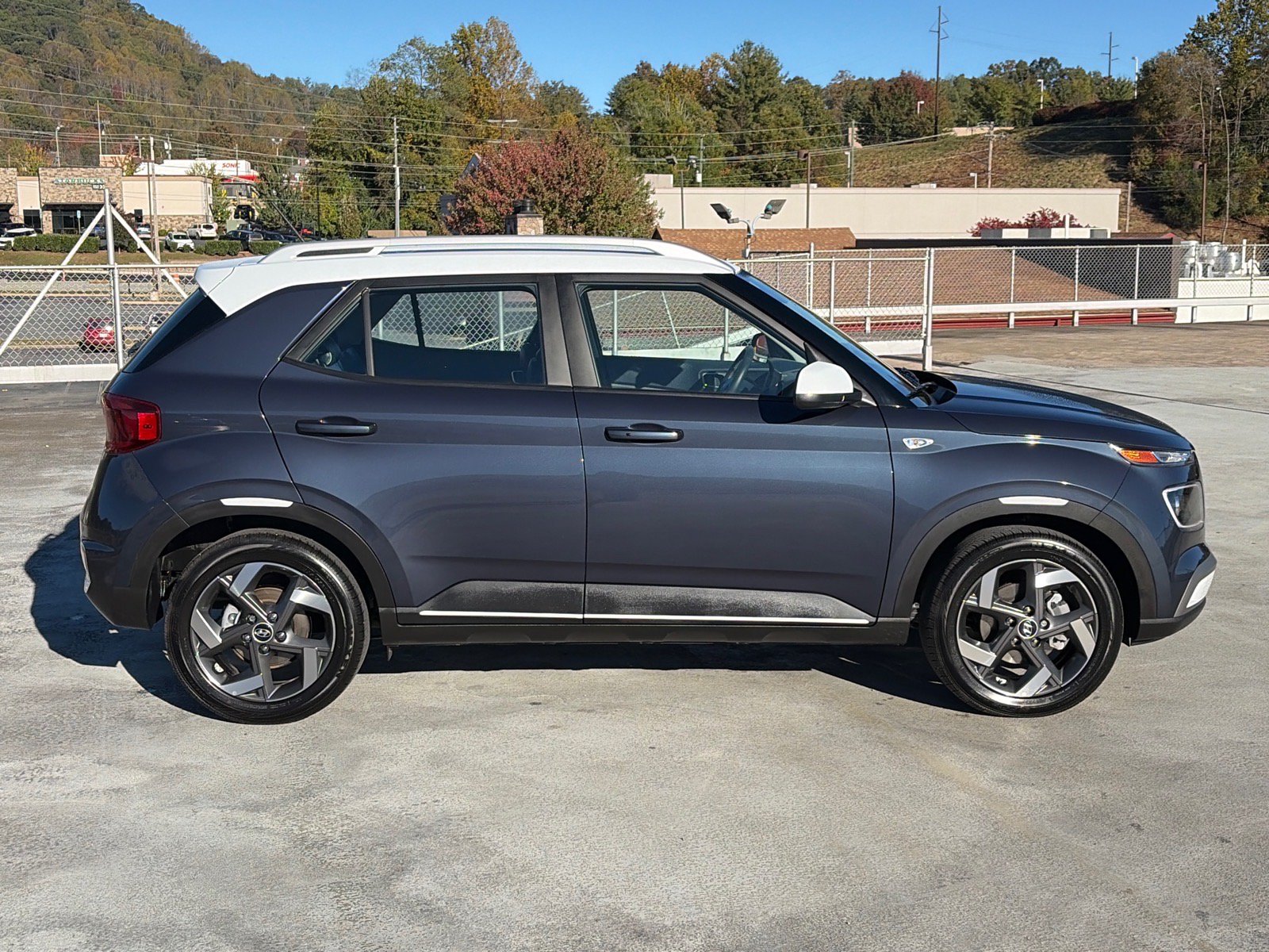 Used 2025 Hyundai Venue Limited FWD image 2