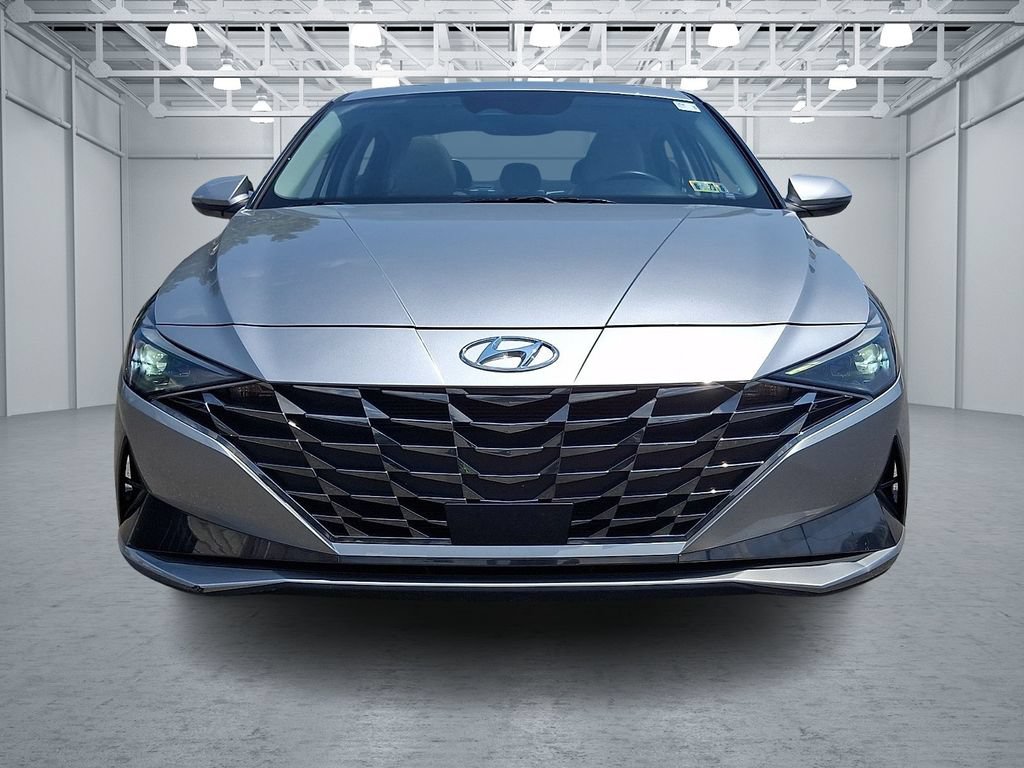 Certified 2022 Hyundai Elantra Limited w/ Preferred Accessory Package FWD image 2