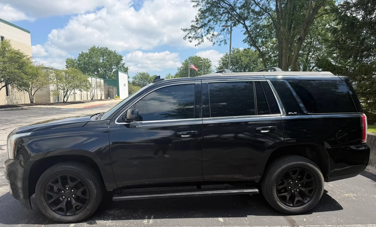 Used 2020 GMC Yukon SLE w/ SLE Value Package RWD image 3