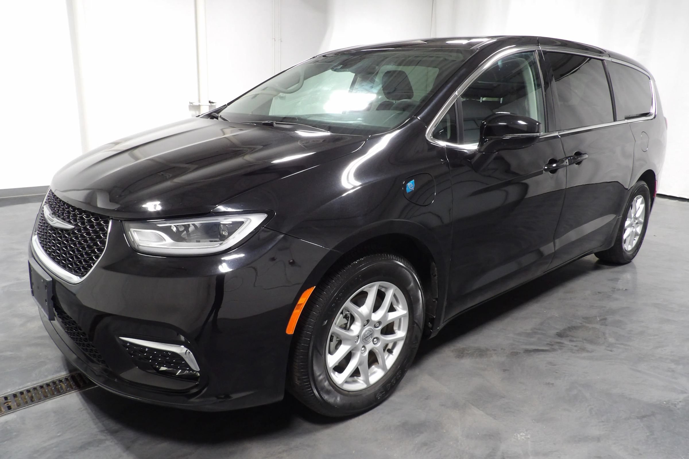 Used 2024 Chrysler Pacifica Limited FWD image 7