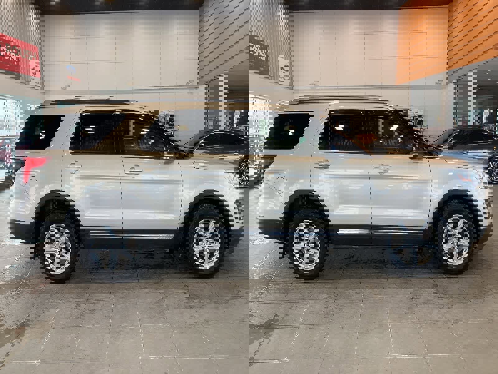 Used 2017 Ford Explorer XLT w/ Equipment Group 202A image 4