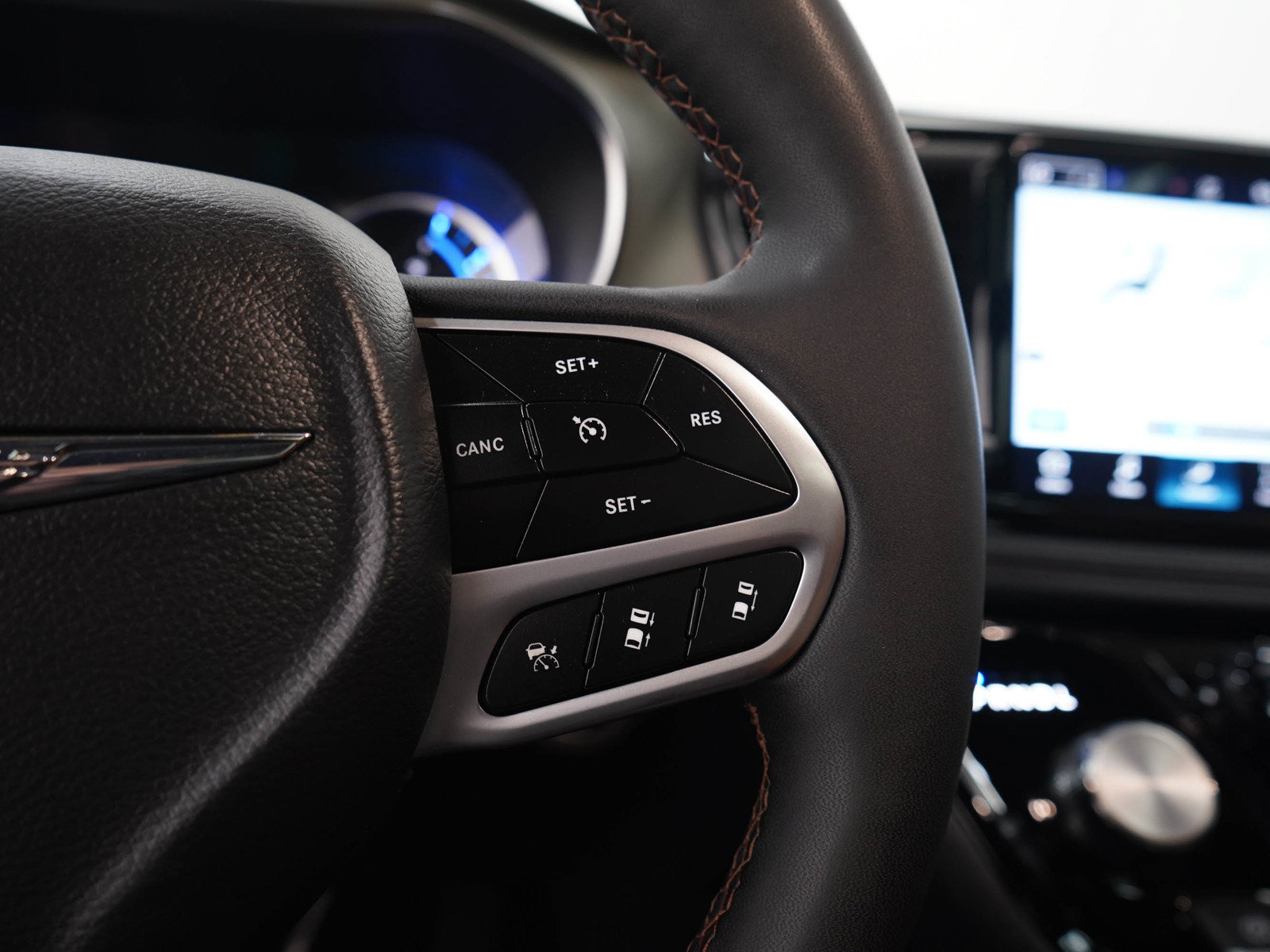 Used 2025 Chrysler Pacifica Pinnacle FWD image 28