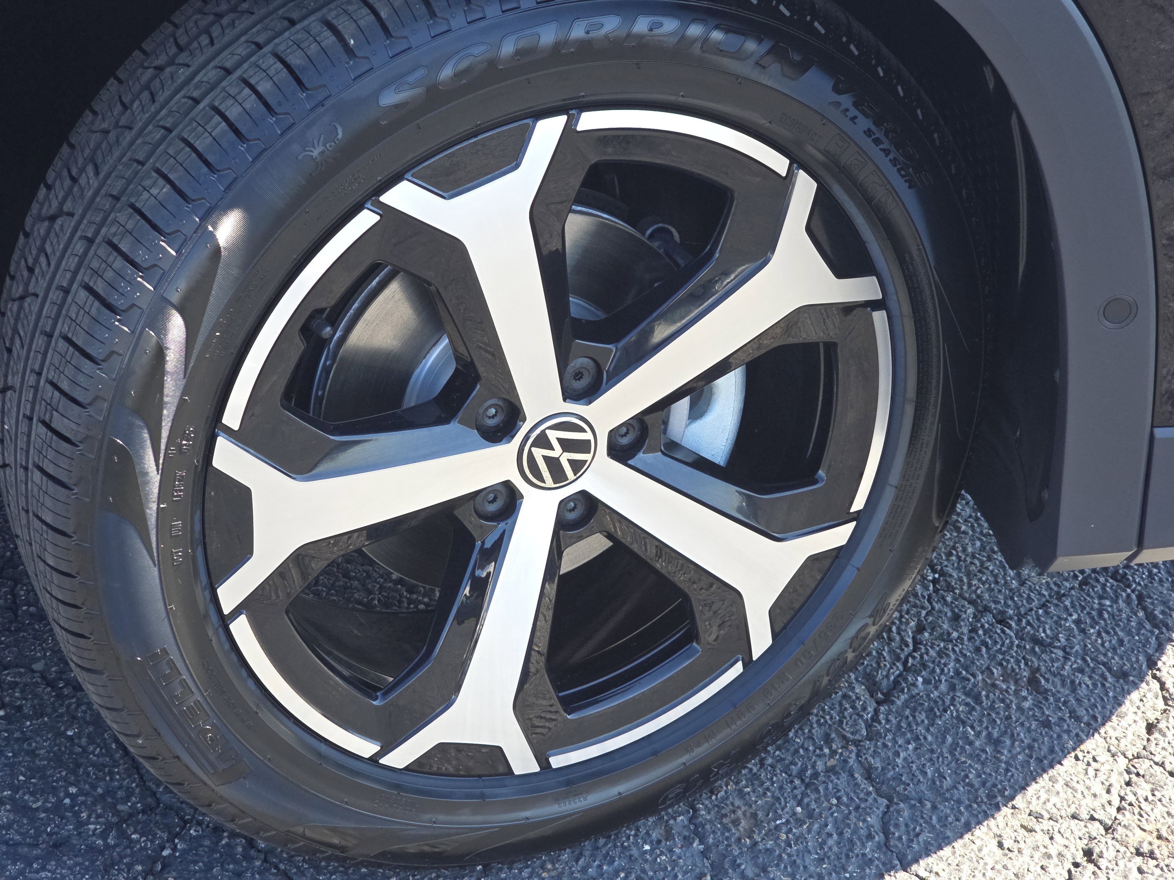 New 2026 Volkswagen Tiguan SE FWD image 14