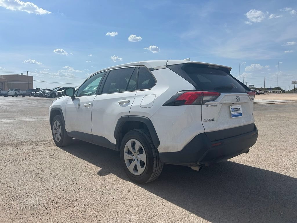 Used 2022 Toyota RAV4 LE FWD image 2