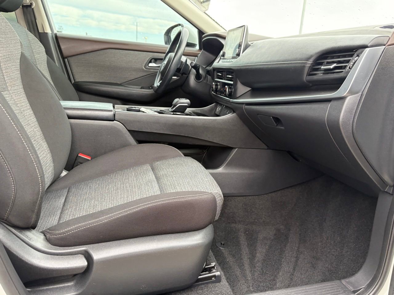 Certified 2023 Nissan Rogue SV image 34