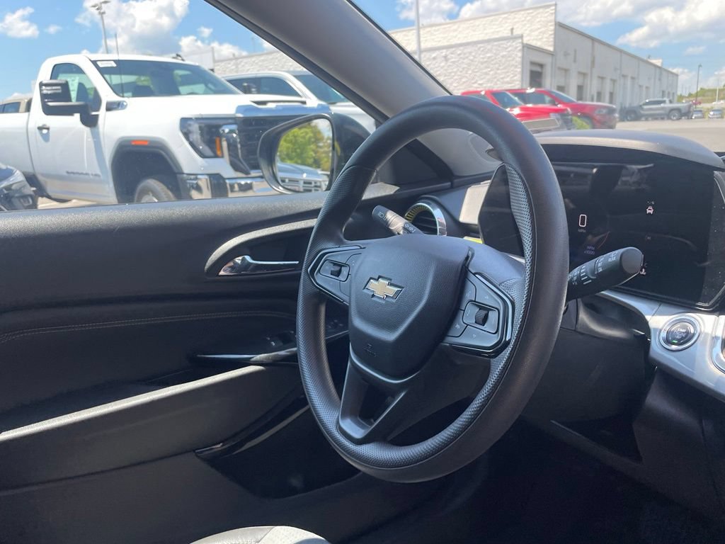 Used 2025 Chevrolet Trax LT FWD image 29