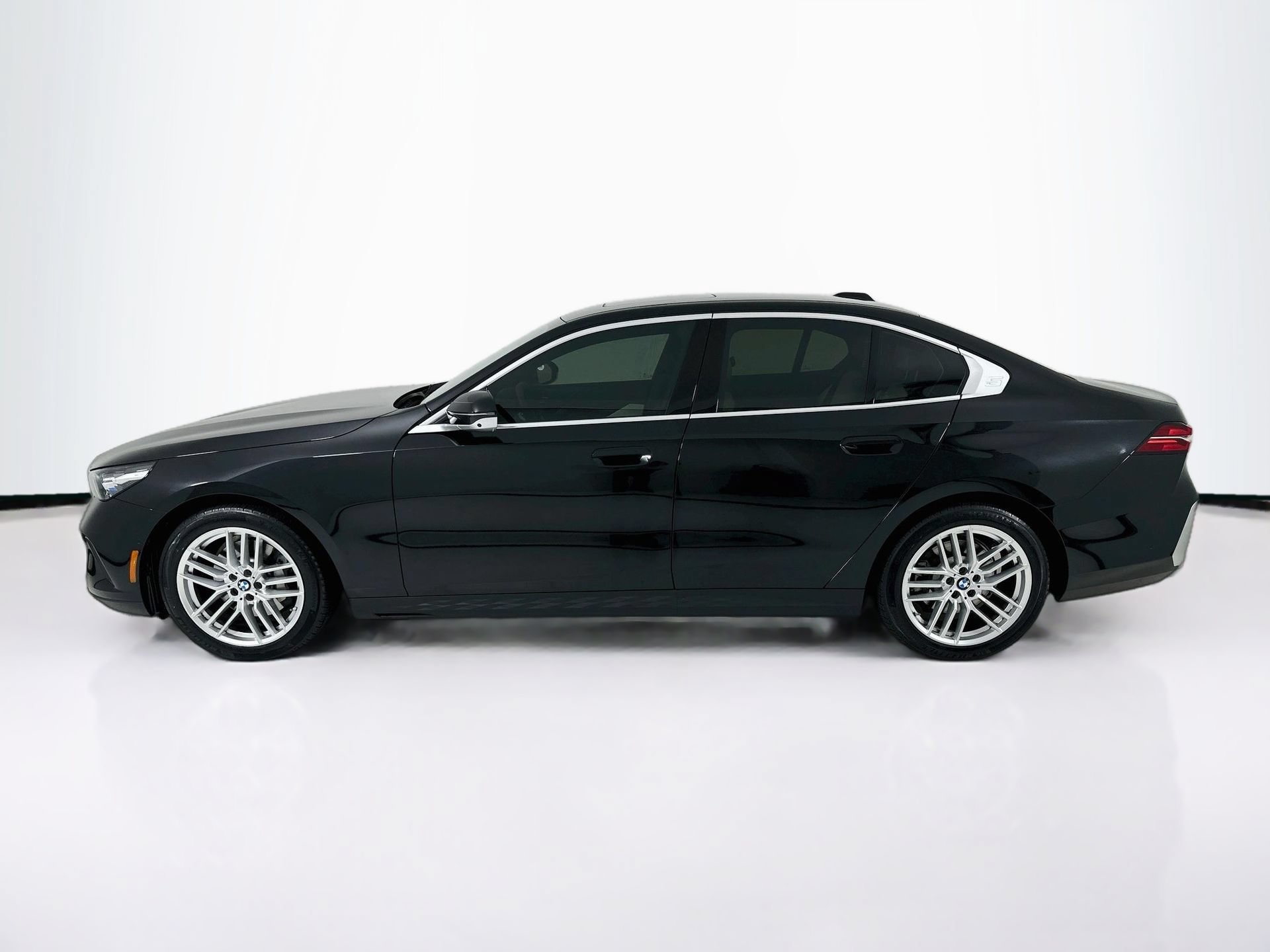 Used 2025 BMW 530i w/ Premium Package RWD image 5