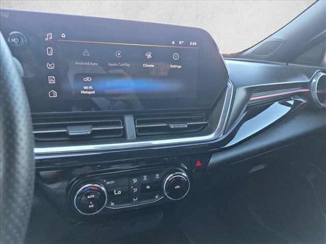 Used 2025 Chevrolet Trax RS w/ Sunroof Package FWD image 14
