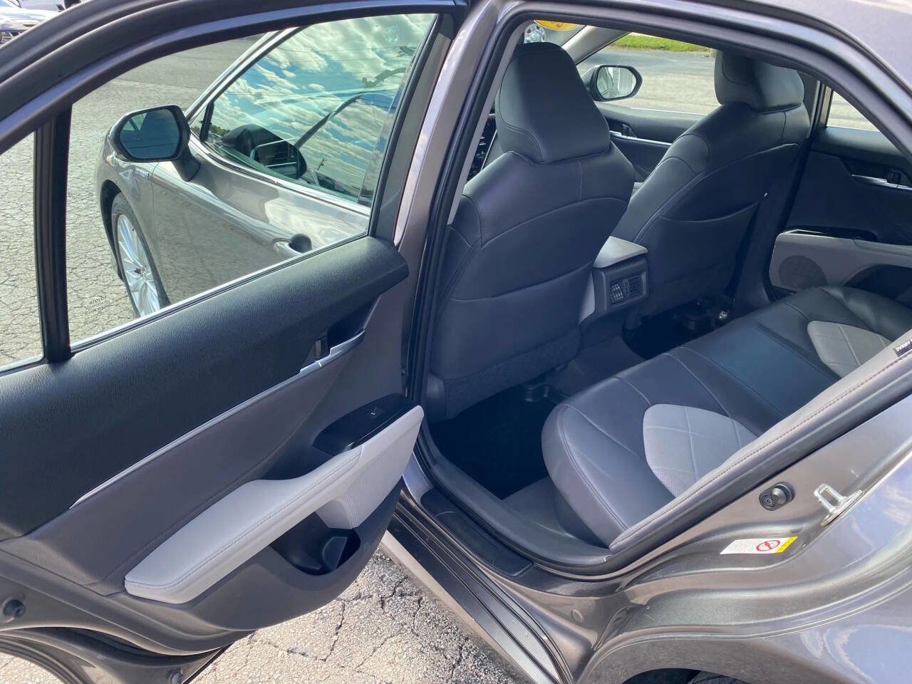 Used 2018 Toyota Camry XLE image 26