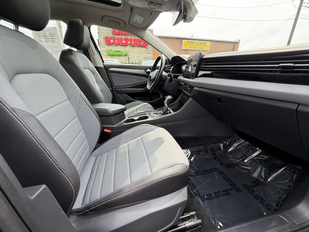 Used 2025 Volkswagen Jetta SE FWD image 27