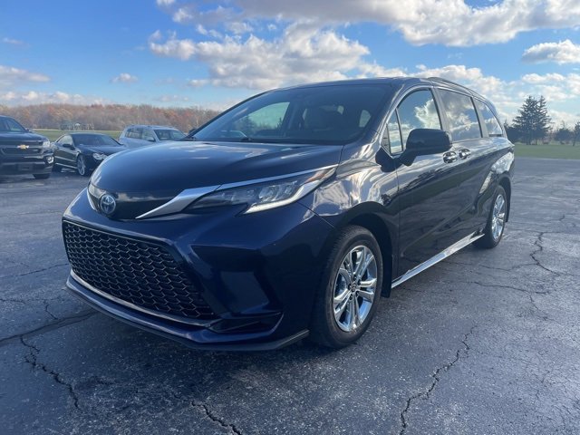 Used 2022 Toyota Sienna XSE image 7