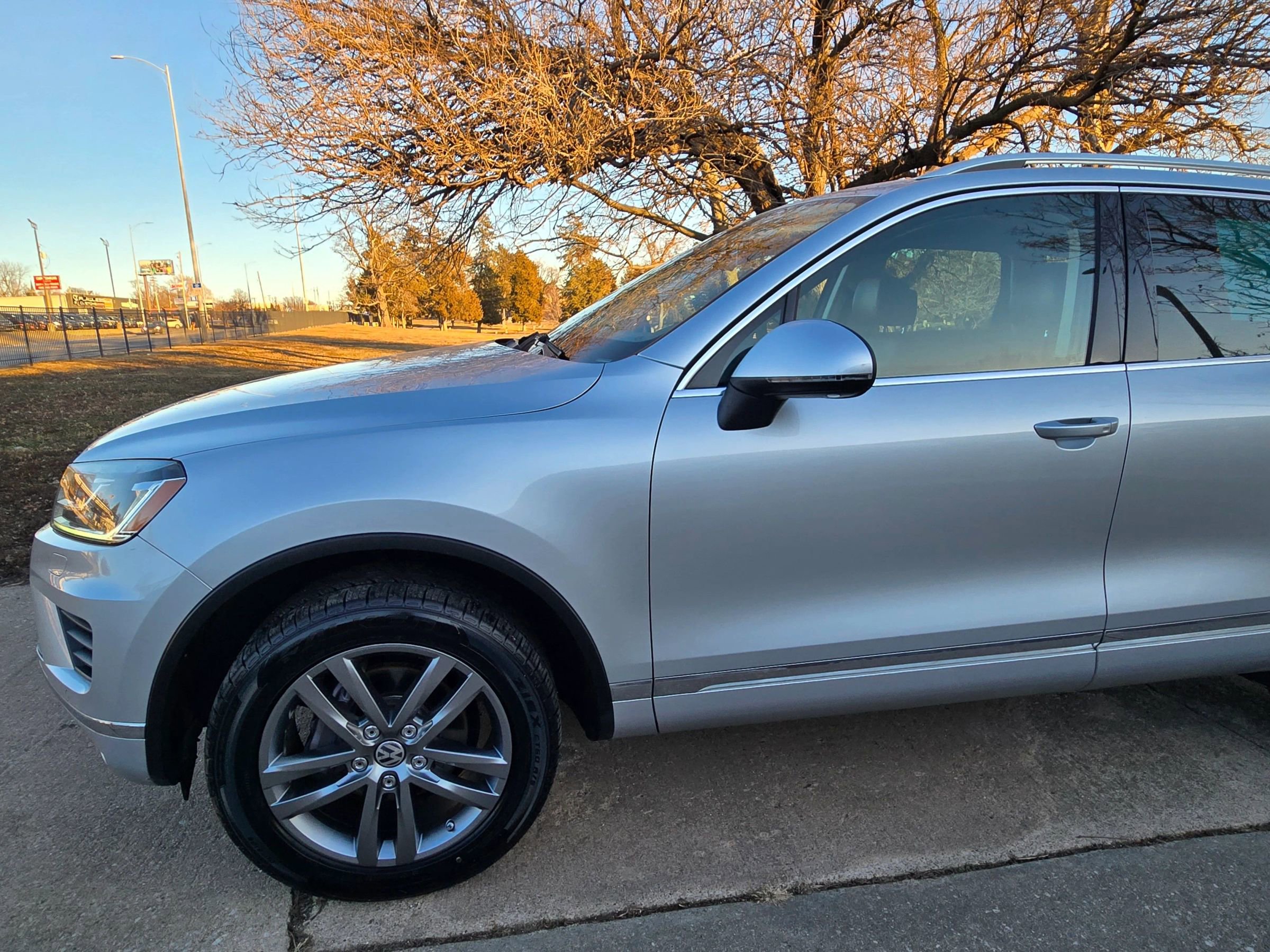 Used 2016 Volkswagen Touareg VR6 image 2