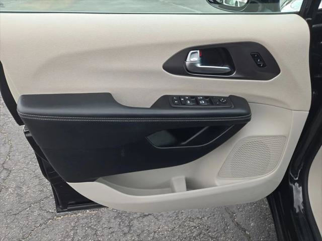 Certified 2024 Chrysler Pacifica Touring-L FWD image 17
