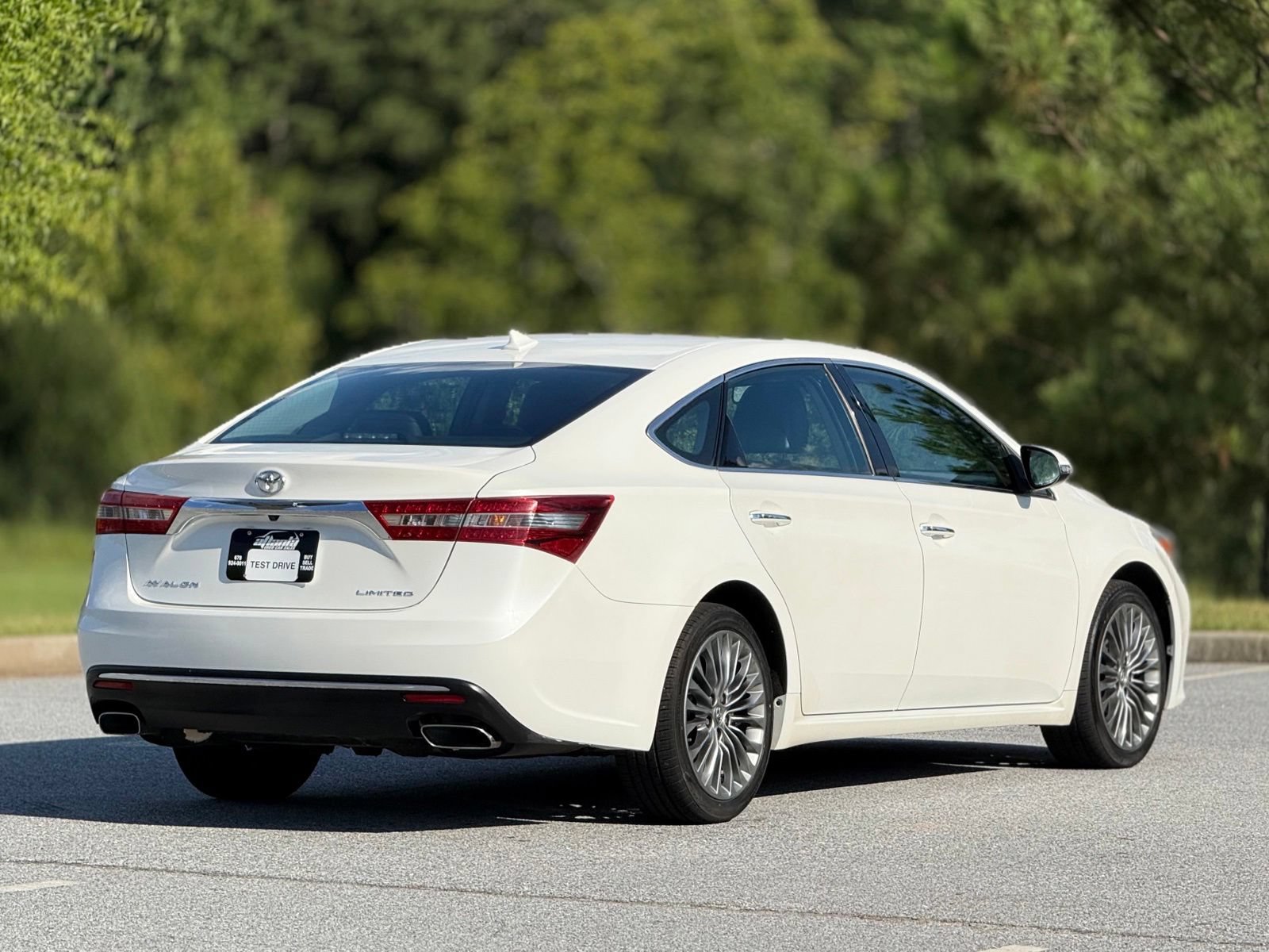 Used 2016 Toyota Avalon Limited w/ Toyota Safety Sense Package FWD image 11