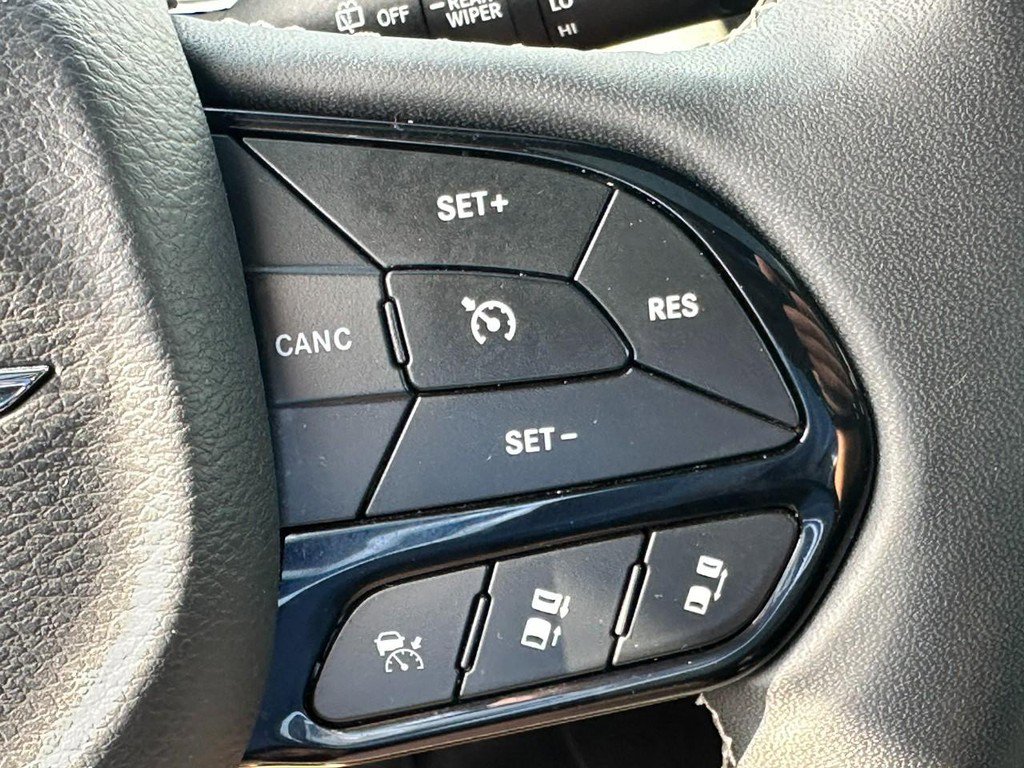 Used 2024 Chrysler Pacifica Premium image 22