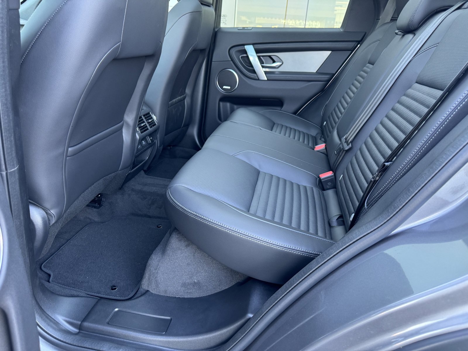 Used 2024 Land Rover Discovery Sport Dynamic SE AWD/4WD image 5