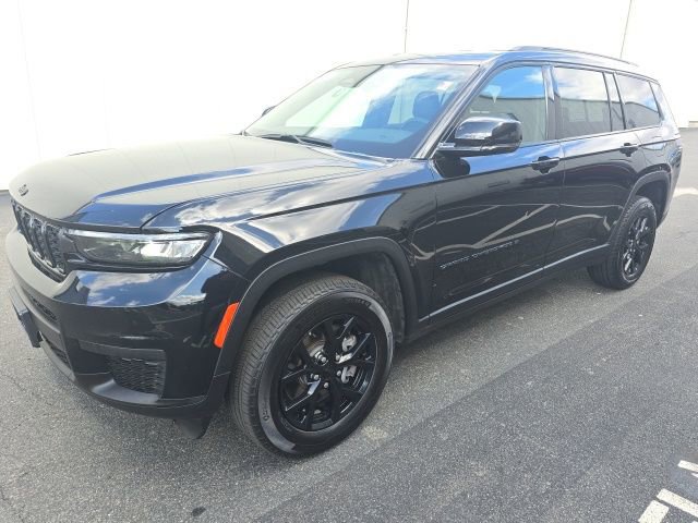 Used 2024 Jeep Grand Cherokee L Laredo image 3