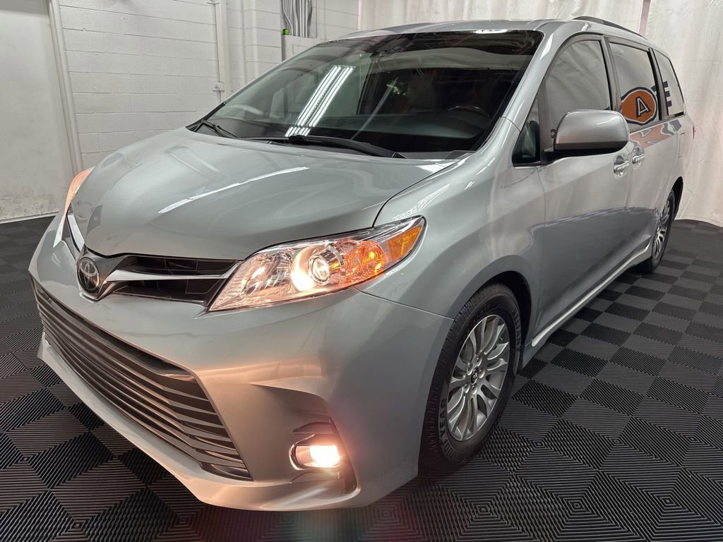 Used 2019 Toyota Sienna XLE FWD image 4