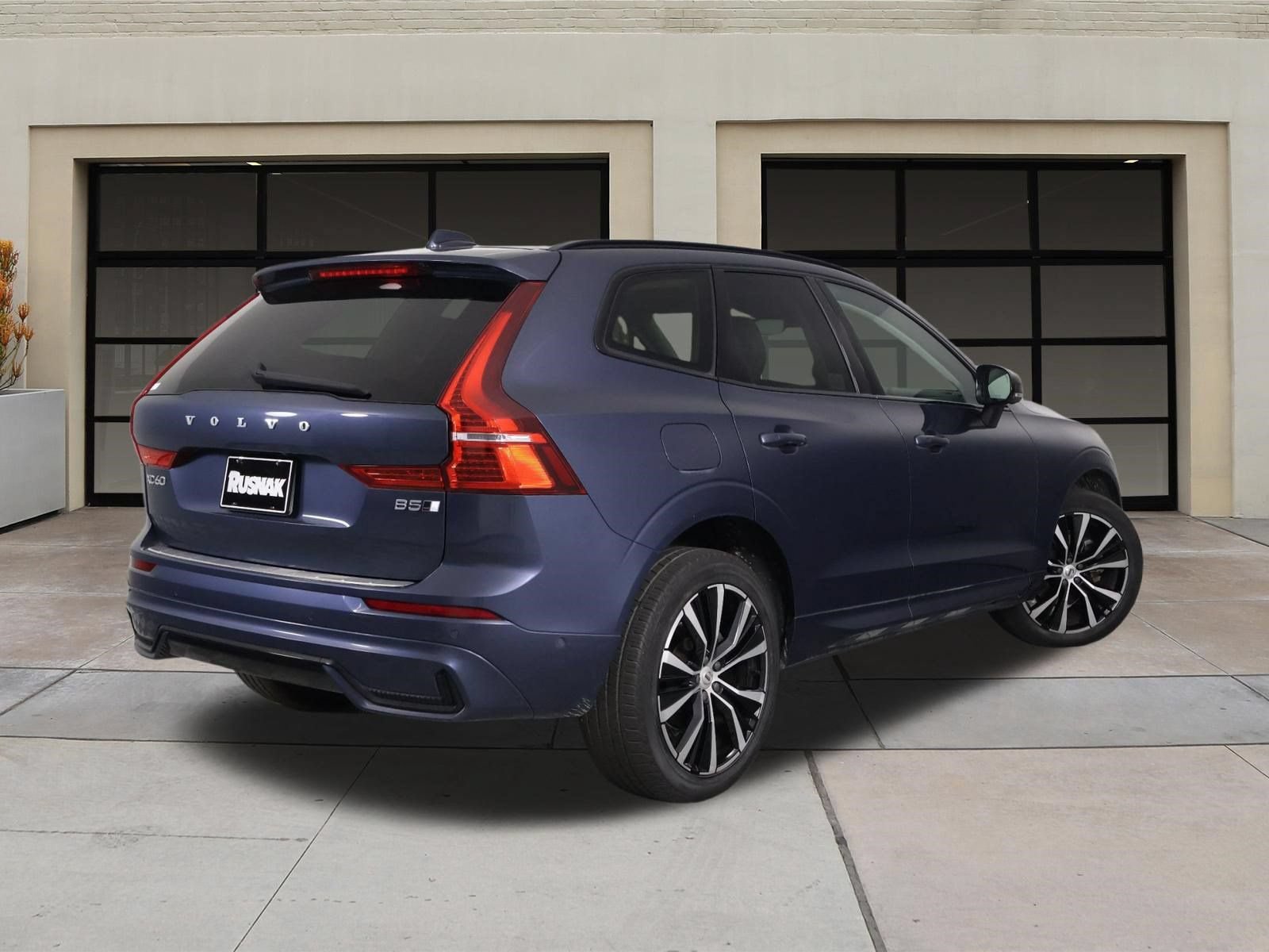 Used 2023 Volvo XC60 B5 Plus w/ Climate Package AWD/4WD image 4