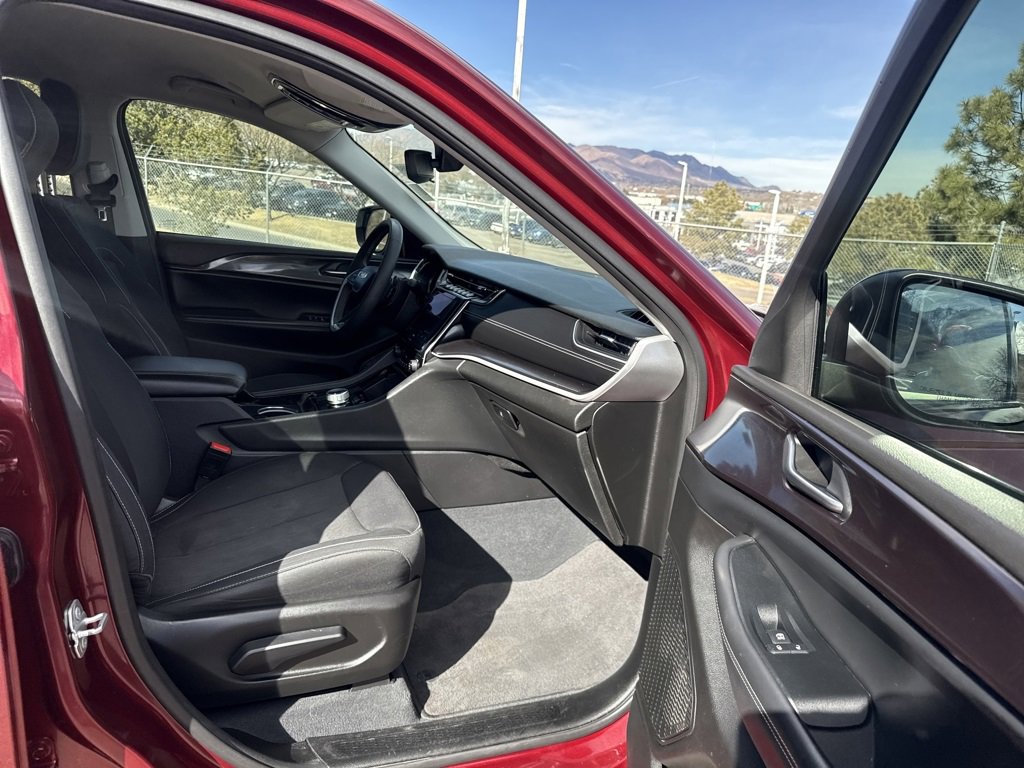 Used 2023 Jeep Grand Cherokee L Laredo image 31