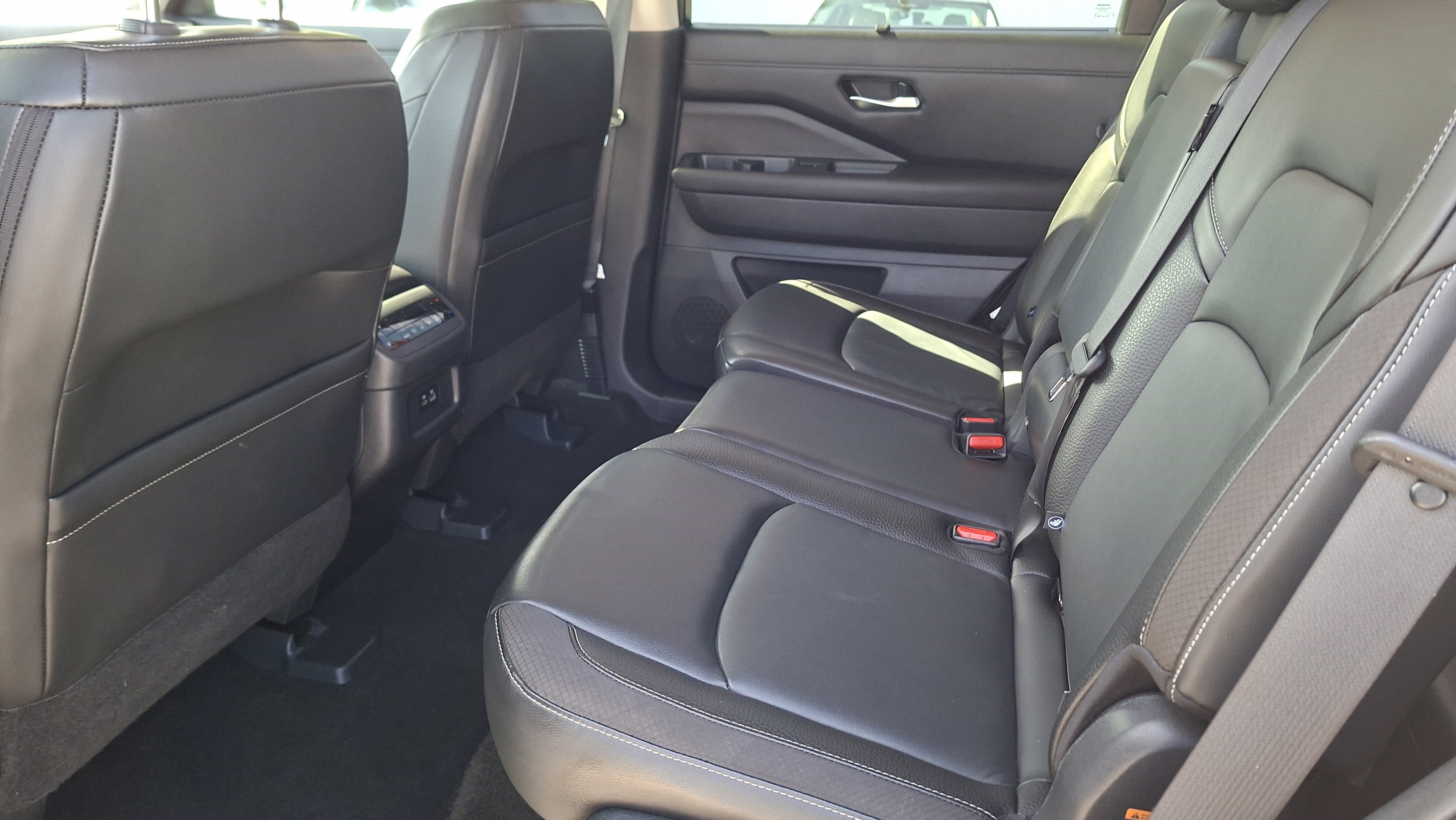 Used 2023 Nissan Pathfinder SL w/ Lighting Package (N92) image 20