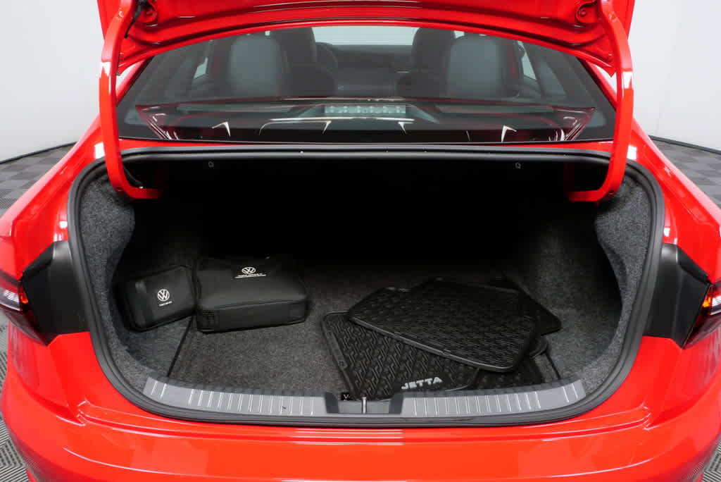 Certified 2021 Volkswagen Jetta R-Line image 28