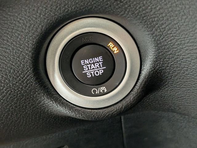 Used 2025 Chrysler Pacifica Select image 23