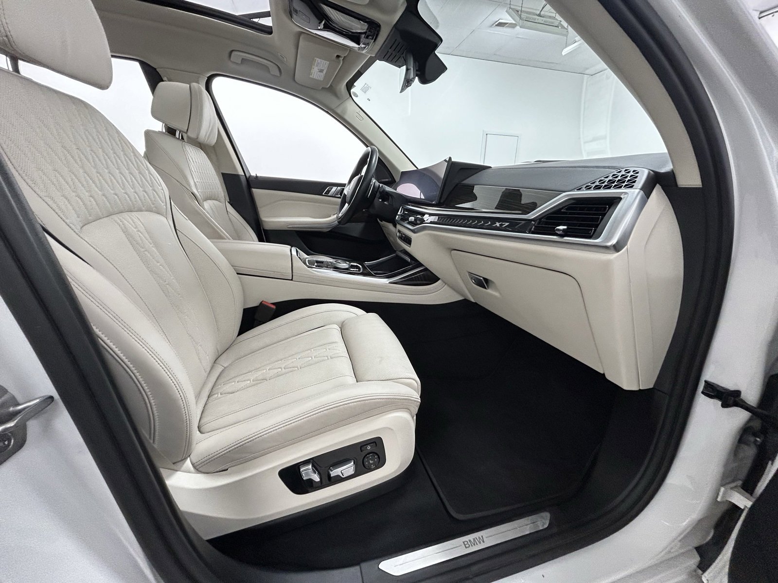 Used 2023 BMW X7 xDrive40i w/ Executive Package image 44