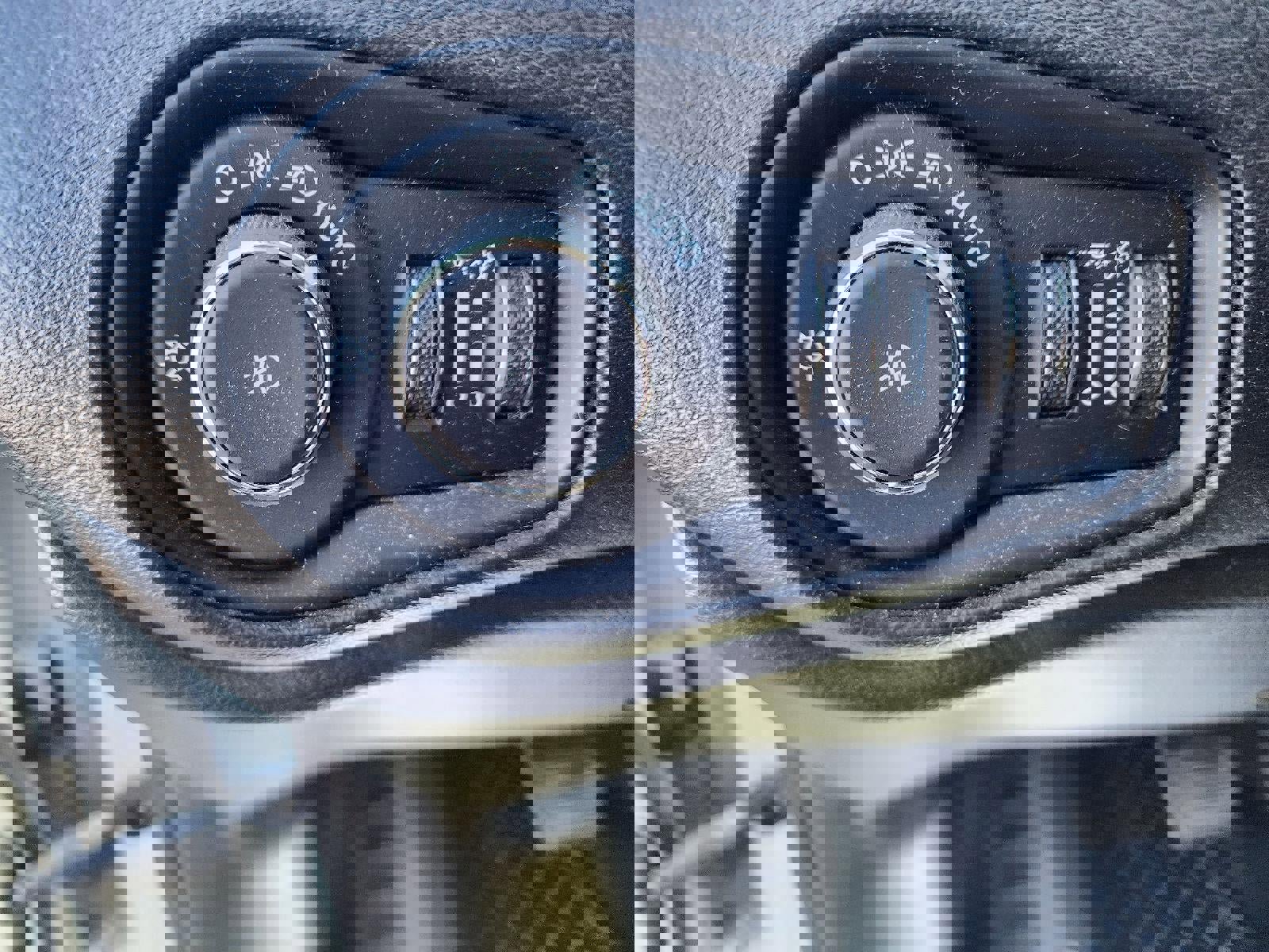 Used 2020 Jeep Renegade Latitude w/ Cold Weather Group image 19