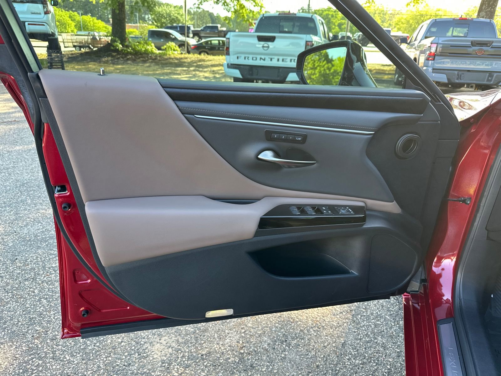 Used 2025 Lexus ES 350 w/ Premium Package image 10