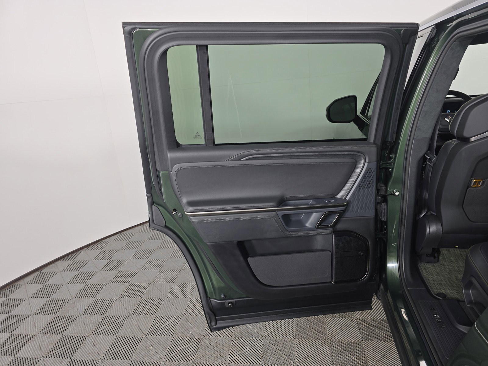 Used 2024 Rivian R1S Adventure AWD/4WD image 17
