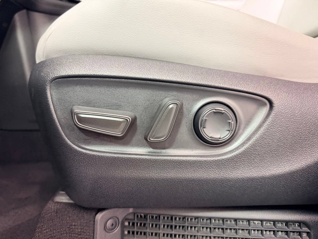 Used 2025 Toyota Sienna XLE w/ XLE Plus Package FWD image 23