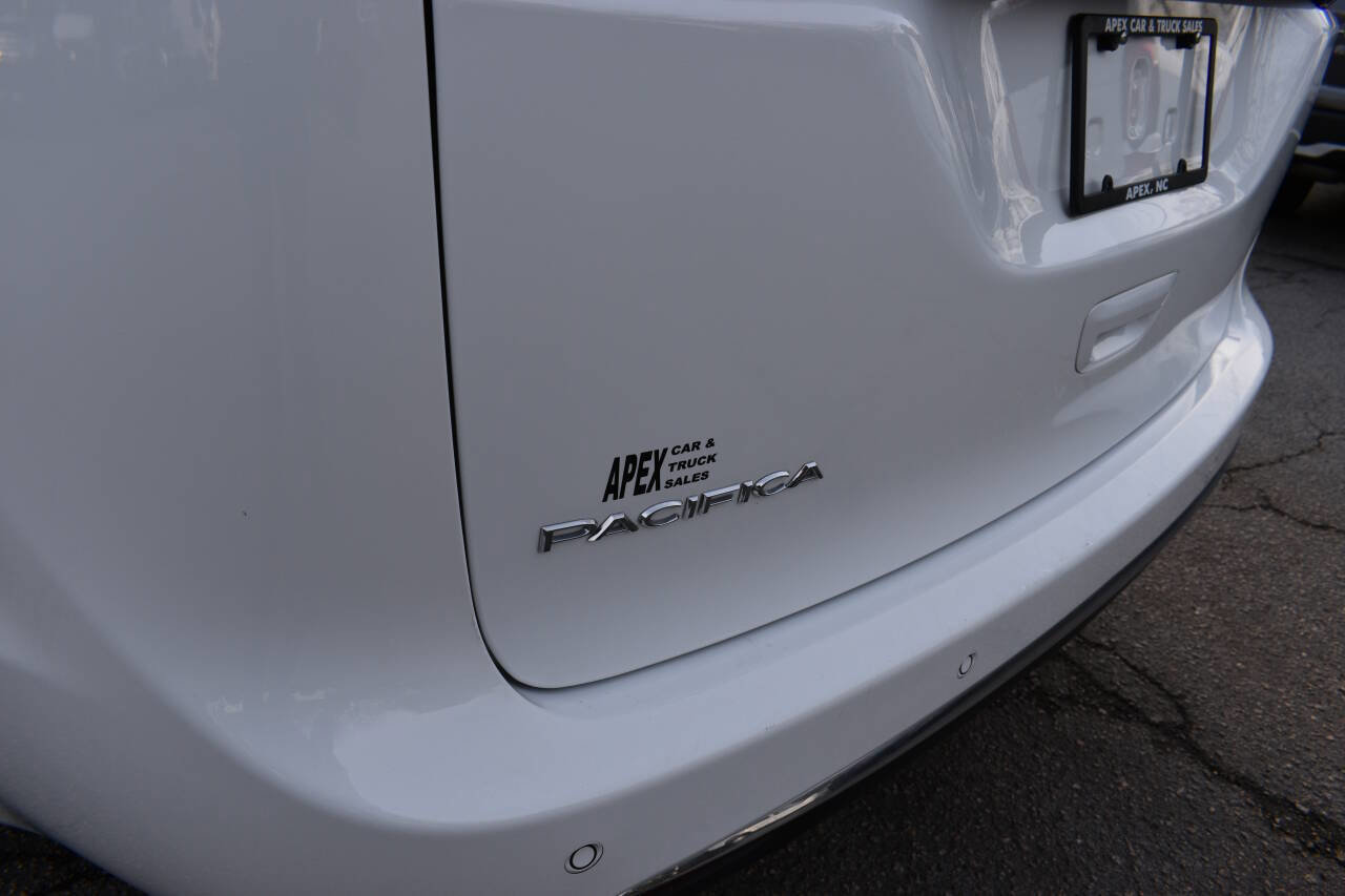 Used 2023 Chrysler Pacifica Touring-L FWD image 31