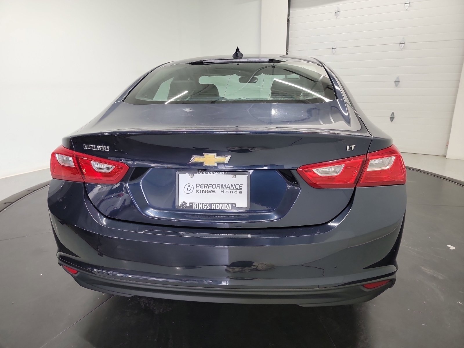 Used 2017 Chevrolet Malibu LT w/ Leather Package FWD image 8