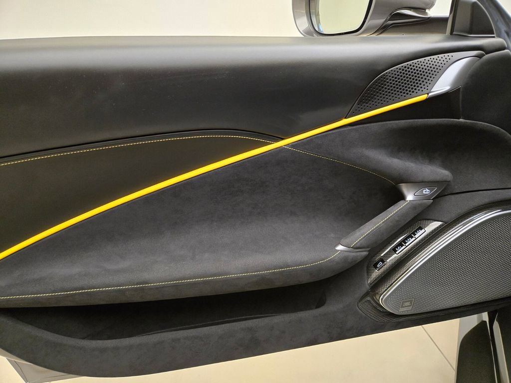 Used 2022 Ferrari Roma RWD image 30