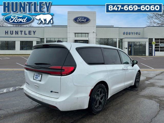 Used 2024 Chrysler Pacifica Select image 5