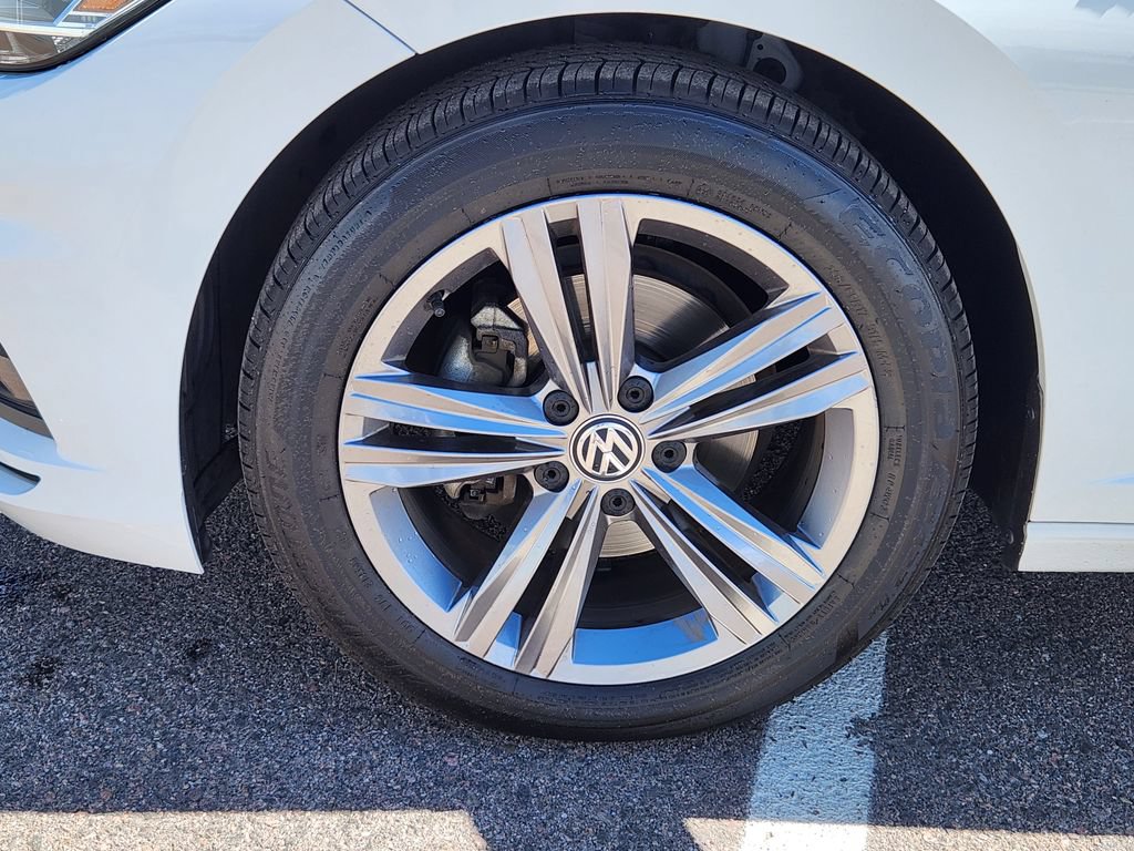 Certified 2020 Volkswagen Jetta R-Line w/ R-Line Cold Weather Package FWD image 9