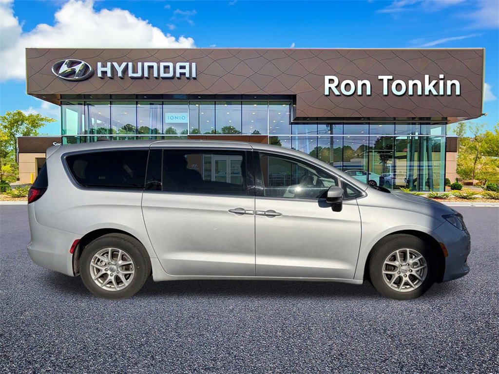 Used 2023 Chrysler Voyager LX image 8