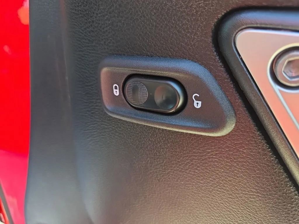 Used 2018 Jeep Wrangler Unlimited Sahara AWD/4WD image 21